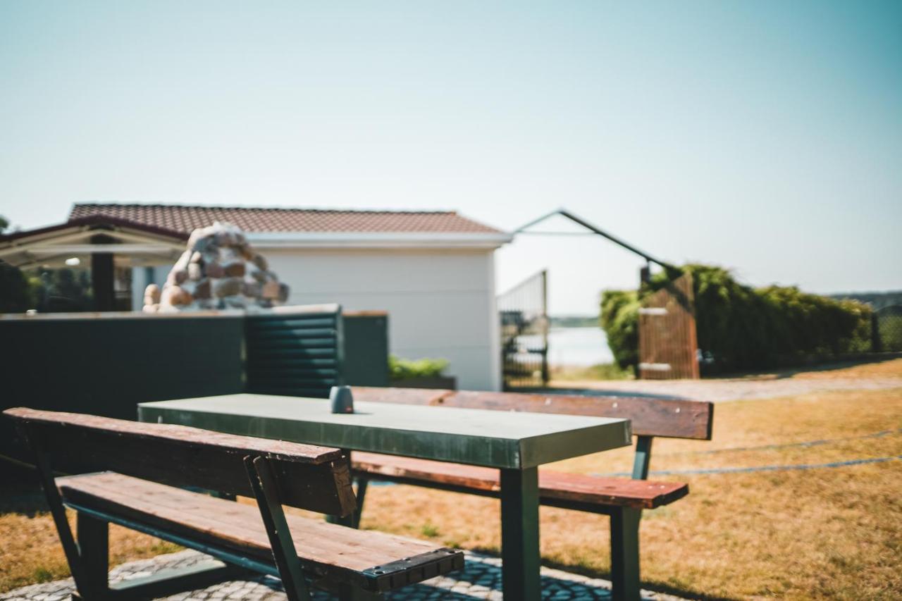 Black Tiger Seaside - Ferienwohnungen Direkt Am See Garden Exterior photo